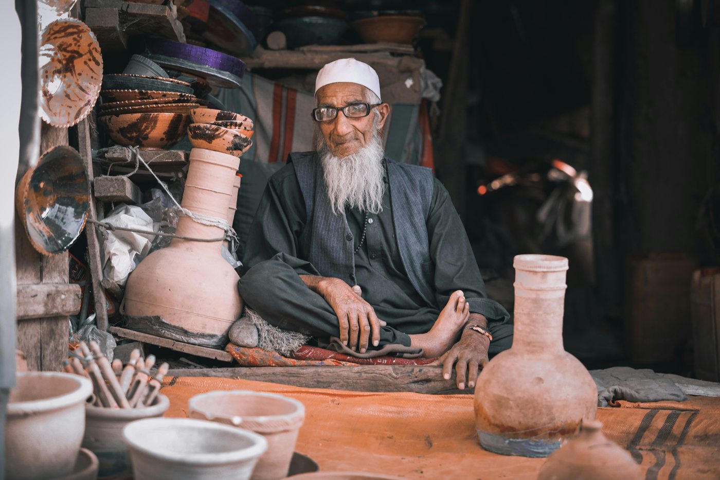 Afghan craftsman in his workshop — Kabul bazaar