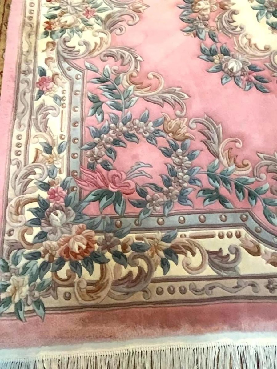 Contemporary carved Chinese rug in pink with elaborate floral scrollwork in cream and teal with fringe
